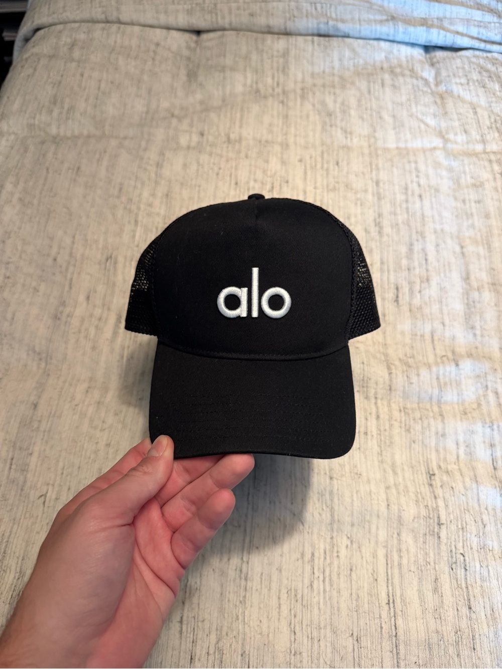 ALO Yoga Black Hat with White Logo - Picture 2 of 3